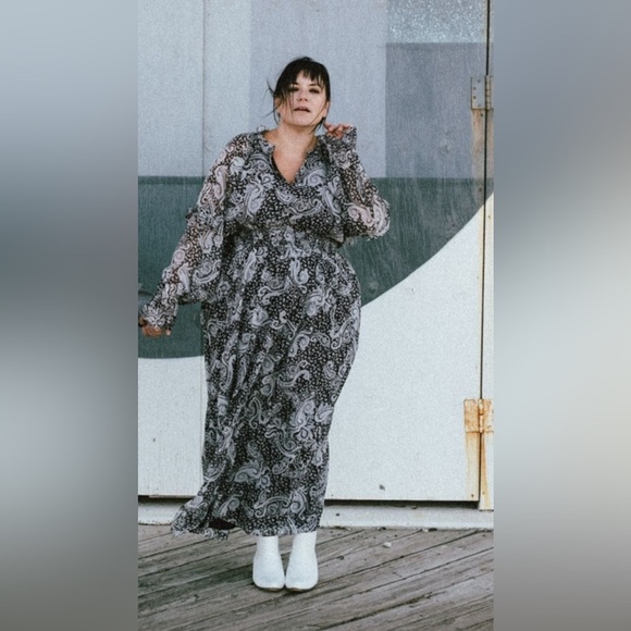 Express Black and White Paisley Long Sleeve Maxi Dress -  www.frequencevoyage.fr